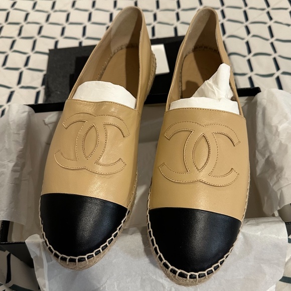CHANEL Authentic Lambskin CC Espadrilles Beige Black - Picture 1 of 9